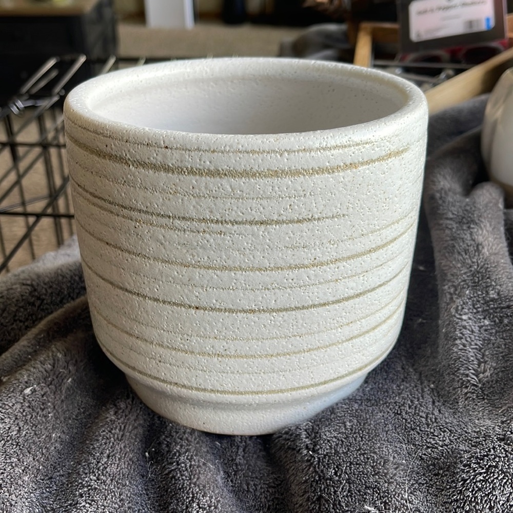 Beautiful small/medium size flower pot!